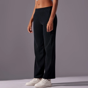Detalle de pantalones deportivos de pana negra con cintura alta y bolsillos laterales