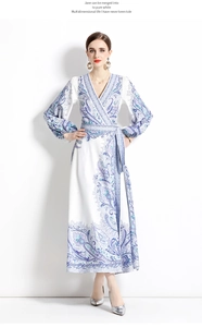 Détail d'une robe portefeuille à col en V avec imprimé cachemire et manches lanternes