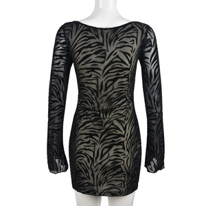 Détail d'une robe transparente imprimé zèbre en mesh avec manches longues et moulante