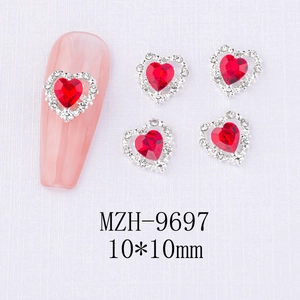 Vista macro di ciondolo per nail art cuore rosso 10x10mm con strass e base in lega