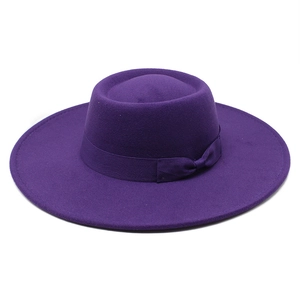Détail d'un chapeau en laine violet foncé avec large ruban et décoration de nœud