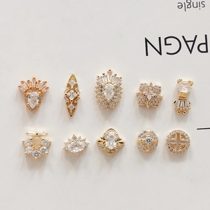 Ciondoli dorati per nail art con zirconi brillanti in forme a corona e a goccia