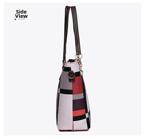 Vue latérale d'un grand sac cabas avec un motif à carreaux géométriques rouge et gris