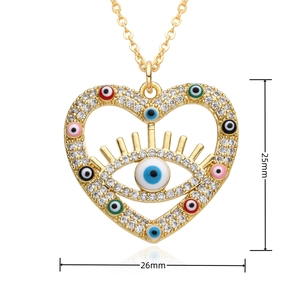 Vue détaillée de la taille d'un pendentif cœur mauvais œil de 25mm avec zircons