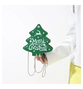 Gros plan détaillé du sac bandoulière sapin de Noël vert avec chaîne et motifs festifs
