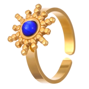 Detail van 18K goud open ring met zonnestraal textuur en blauwe ronde edelsteen
