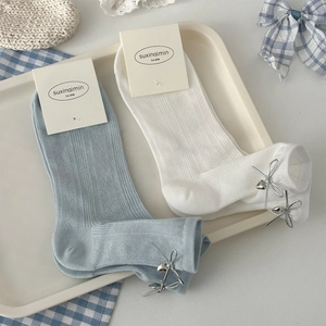 Chaussettes mi-mollet bleues et blanches avec maille côtelée et pendentifs nœuds argentés