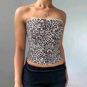 Gros plan du haut bandeau à imprimé léopard avec coupe ajustée courte et élastique