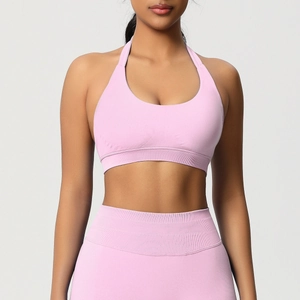 Détail d'un soutien-gorge de sport licou rose sans couture et d'un legging de yoga taille haute