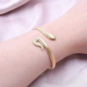 Adjustable C-shaped golden snake bangle in stainless steel with bionic scale texture