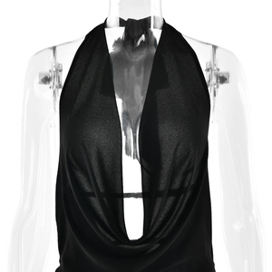 Détail du drapé col bénitier noir élégant sur une robe de soirée dos nu pour femme