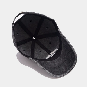 Dettaglio dell'interno del cappello vintage con cuciture rinforzate e fibbia regolabile