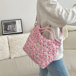 Sac fourre-tout matelassé rose à fleurs porté à l'épaule avec détails de texture