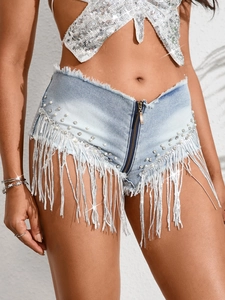Hellblaue Low-Rise Denim-Shorts mit weißen Fransen, Perlen und Strasssteinen aus Stretchmaterial