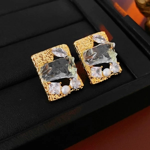 Vista macro di orecchini rettangolari vintage placcati oro con cristalli e perle