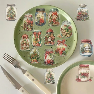 Macro de stickers de Noël vintage en forme de bocal sur une assiette en céramique verte