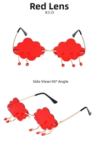 Détail de lunettes de soleil nuage rouges avec franges dorées et perles de pluie