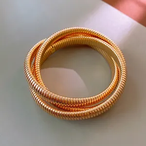 Bracelet triple rang en acier inoxydable doré pour femme avec motif serpent élégant
