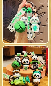 Dettaglio portachiavi panda con mascotte rotante, campanellino colorato e cinturino My Panda