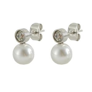 Détail de boucles d'oreilles en acier titane argenté avec cristaux et perles blanches