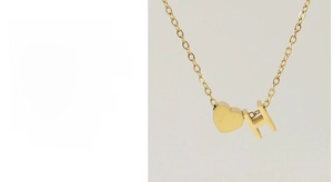 Détail du collier en acier inoxydable plaqué or 18K avec pendentif cœur et lettre H