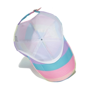 Innendetail der bunt gestreiften Baseballkappe mit Schweißband und 100% Polyester-Etikett