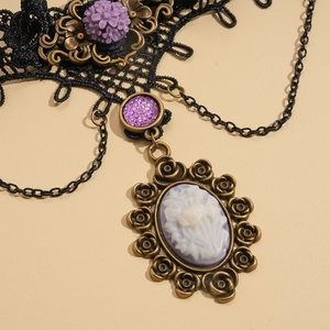 Gothic-Spitzenhalskette mit Vintage-Bronze-Blumenrahmen und lila Cameo-Anhänger