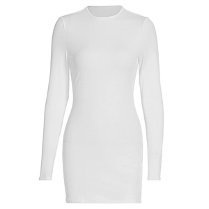 Gros plan sur la texture en maille côtelée d'une robe moulante blanche à manches longues