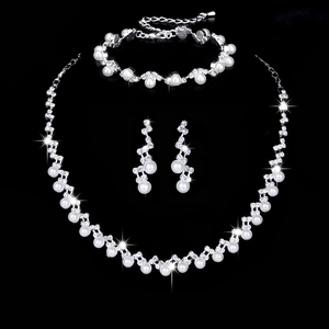 Parure de bijoux de mariage argentée avec perles et strass sur fond noir profond