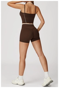 Vue de dos de l'ensemble de yoga marron avec liseré blanc et short taille haute
