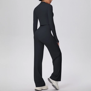 Détail d'un ensemble de sport noir avec pantalon large taille haute et haut moulant à manches