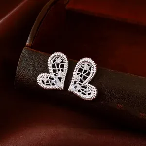 Boucles d'oreilles cœur asymétriques plaquées or 18 carats sur boîte à bijoux