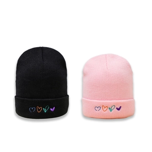 Bonnets en tricot d'hiver noir et rose avec coeurs brodés colorés pour femmes et hommes