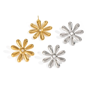 Elegant 18k gold and silver floral stud earrings in a minimalist daisy design