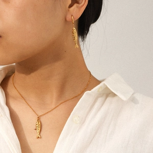 Ensemble collier et boucles d'oreilles carpe koi en acier inoxydable plaqué or 18k