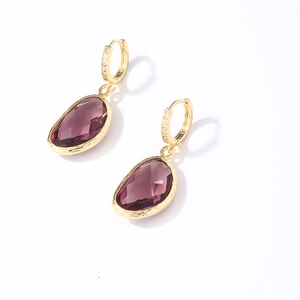 Boucles d'oreilles dorées avec cristaux violets en goutte et détails en zircone