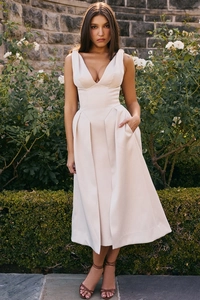 Détail de la robe longue champagne élégante avec col en V, plis et taille cintrée