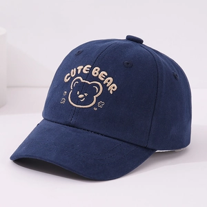 Vue détaillée de la casquette bébé en coton bleu foncé avec broderie ours mignon