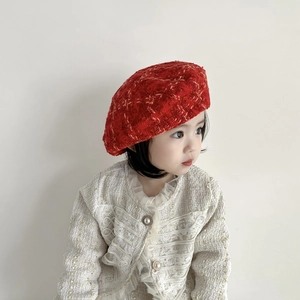 Détail du béret en tweed rouge avec texture tissée sur une fille en veste classique