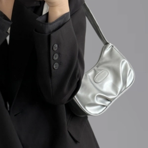 Sac baguette argenté métallisé en forme de croissant avec fermeture éclair fluide