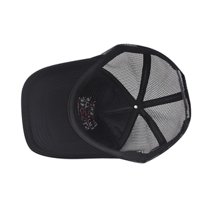 Détail de l'intérieur en maille noire respirante et des coutures de la casquette de baseball