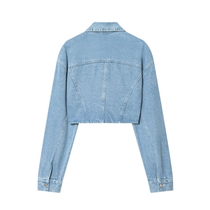Rückansicht einer modischen hellblauen kurzen Jeansjacke mit hochwertigen Nähten