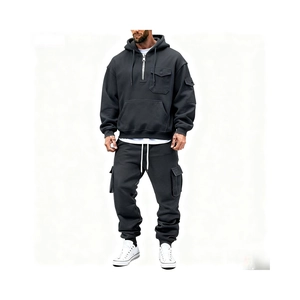 Detalle de chándal gris oscuro para hombre con sudadera de cremallera y pantalones cargo