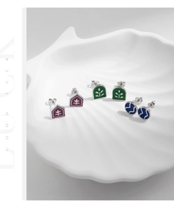 Détail de trois paires de boucles d'oreilles en argent s925 et émail aux motifs vintage