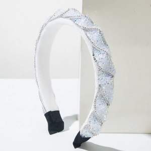 Dettaglio del cerchietto in velluto con perline colorate, paillettes e bordo in strass