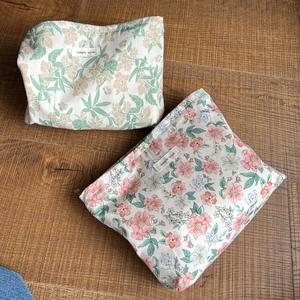 Vintage-Kosmetiktaschen aus Baumwolle mit Blumenmuster und Markenlogo-Stoffetikett