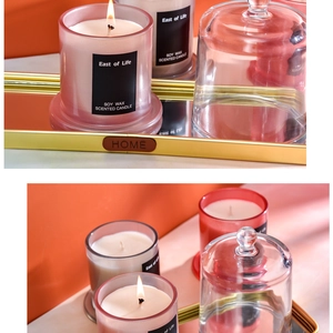 Dettaglio di candele in cera di soia in barattoli di vetro con eleganti cupole