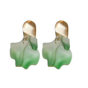 Boucles d'oreilles fleurs en acrylique dégradé vert blanc et clous dorés chics