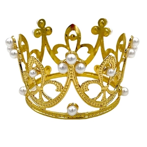 Elegante corona traforata dorata per bambini con perle bianche e dettagli in metallo