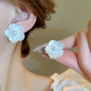 Elegant white shell flower stud earrings with pearl center for a minimalist chic look